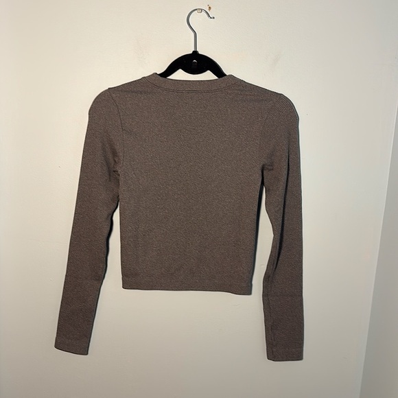 OLD NAVY SEAMLESS FITTED RIBBED T-SHIRT - Picture 2 of 5